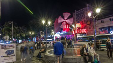 Moulin Rouge gece zaman ayarlı hiperhız. Sokaklarda gece hayatı. Paris 'te bir kabaredir. Modern konserve dansının ruhani doğum yeri olarak bilinir. Paris, Fransa