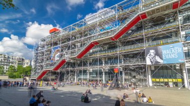 Georges Pompidou Merkezi 'nin ön cephesinde Paris, Fransa' da giriş zamanlarında aşırı hızlanma kuyruğunda. Georges Pompidou Merkezi modern sanatın en ünlü müzelerinden biridir.