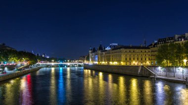 Conciergerie Castle ve Pont au Change ile Seine nehrinin zaman atlaması üzerinde adanın havadan görüntüsü. Gece aydınlatması suya yansıdı. Fransa, Paris