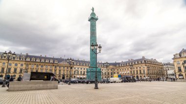 Vendome sütununda Napoleon Bonaparte 'ın heykeli Vendome Meydanı' nın üstünde. Paris, Fransa. Yaz günü bulutlu gökyüzü ve yol trafiği