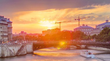 Le Pont D 'Arcole köprüsü gün batımında Siene Nehri' nde, zaman tünelinde, Paris, Fransa, Avrupa 'da. Yaz gününün renkli gökyüzü Seine nehrinin yansımasıyla