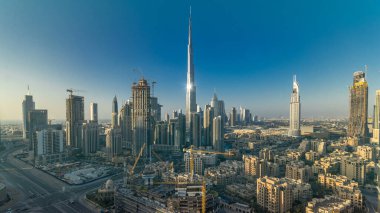 Güzel lüks günbatımı timelapse, Dubai, Birleşik Arap Emirlikleri Dubai şehir merkezinde hava en iyi manzaraya. Defne iş kuleleri renkli bulutların üstünde turuncu gökyüzü ile çatı manzara. Yolda trafik