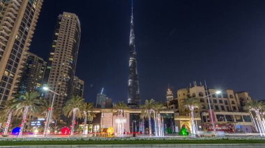 Modern gökdelenler ve meşgul akşam yol timelapse hyperlapse lüks içinde Dubai city, Dubai, Birleşik Arap Emirlikleri görüntüleyin. Işıklı avuç içi