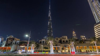 Modern gökdelenlere ve Dubai, Dubai 'deki yoğun yol zaman atlamalarına bakın, şehir merkezi, Birleşik Arap Emirlikleri. Aydınlatılmış avuçlar