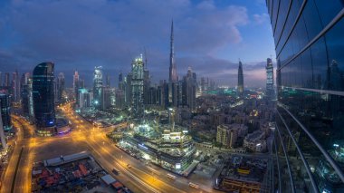 Dubai Şehir Merkezi 'nden gece gündüz geçiş zamanı. Büyük fütüristik şehir üzerinde hava manzarası. Dubai 'nin gökdelenleri, Birleşik Arap Emirlikleri. Çatıdan sabah silueti