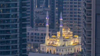 Al Raheem Camii gökdelenler gün gece geçiş timelapse Marina arasında yürümek içinde Dubai Marina, Dubai, Uae. Akşam güneş battıktan sonra hava üstten görünüm