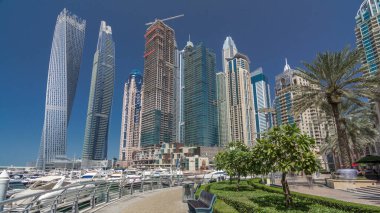 Panoramik gezinti güneşli gün, modern gökdelenler, geçit ve Dubai Marina timelapse hyperlapse yapan yatlara görüntüleyin. Birleşik Arap Emirlikleri