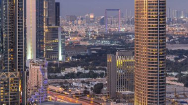 Dubai şehir merkezinden geceye geçiş zamanı, aydınlatılmış lüks modern binalar, Birleşik Arap Emirlikleri 'nin fütüristik şehir manzarası. Günbatımından sonra gökdelenden Elizabeth bölgesinin havadan görünüşü
