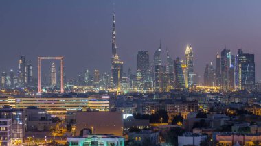 Dubai creek peyzaj gün gece geçiş timelapse ışıklı modern binalar ve gökdelenler şehir manzarası ile için. Yukarıdan hava üstten görünüm