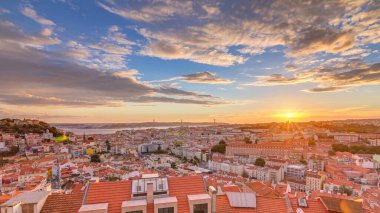 Lizbon, gün batımında, Portekiz 'in sonbahar akşamında şehir merkezinin kırmızı çatılı manzarası. Miradouro da Nossa Senhora do Monte bakış açısından üstten görünüm