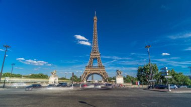 Paris 'teki Siene nehri üzerindeki köprüde trafik sıkışıklığı olan Eyfel Kulesi. Zaman atlaması, Fransa. Yazın mavi bulutlu gökyüzü Yeşil ağaçlar ve kavşakta trafik