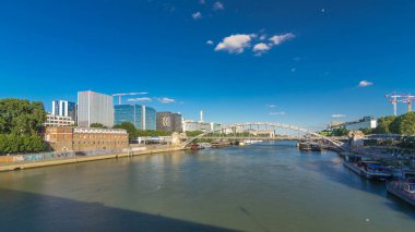 Paris 'teki Austerlitz viyadüklü panoramik zaman atlaması, Seine nehrinden geçen metro treniyle köprüden görülen, tek güverteli, çelik kemerli, demiryolu köprüsü.