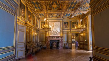 Fransa 'nın Fontainebleau şehrinde Fransız kralların ve imparator Napoleon' un vatanı olan Chateau de Fontainebleau zamanının mimari detayları. Kemerli oda