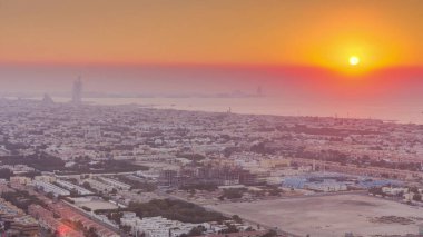 Gün batımında Dubai sahil şeridinin panoraması ve havadan görünümü, Birleşik Arap Emirlikleri. Yukarıdan evler ve villalar