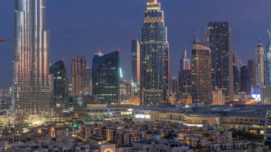 Dubai Şehir Merkezi 'nin ufuk çizgisi gece gündüz geçiş zamanı Burj Halife ve Dubai' deki diğer panoramik manzaralı Birleşik Arap Emirlikleri. Aydınlatılmış modern binalar.