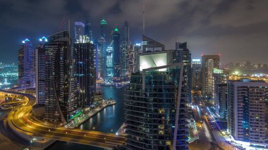 Dubai Marina konutlarının ve deniz kenarındaki gökdelenlerin hava görüntüsü. Yüzen tekneler ve yatlar