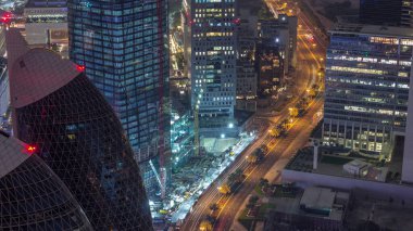 Sheikh Zayed Road ve Difc hava gece zaman aşımına Dubai, Bae yakınındaki binaların Silueti. Finans merkezi ve şehir merkezinde modern kuleler ve ışıklı gökdelenler