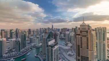 Dubai Marina gökdelenleri ve Jumeirah göl kuleleri gün batımından önce Birleşik Arap Emirlikleri 'nin akşam manzarasındaki en iyi hava zaman aralığından görünüyor. Yolda trafik vardı.