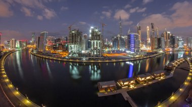 Gündoğumunda gökdelenler ve güzel sahil saatleri ile Skyline Business Bay, Dubai, Birleşik Arap Emirlikleri 'nde hava değişimi. Gölgeler hızlı hareket eder