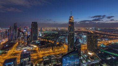 Dubai Uluslararası Finans Merkezi semt, gece den gündüze geçiş saati ne zaman ışıklı modern gökdelenler ile. Gün doğumundan önce sokaklarda trafik ile Downtown havadan görünümü