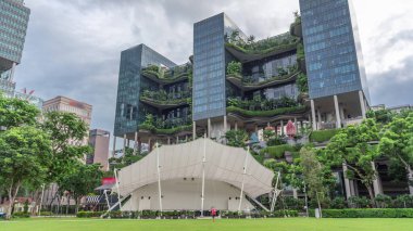 Hong Lim Parkı zaman atlaması bazı çalılar ve arka planda teraslı bahçeleri olan büyük bir ağaçla kaplı. Gün batımından önce akşam