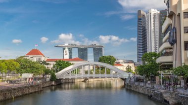 Singapur finans bölgesinin Skyline 'ı ve Elgin Köprüsü' nün arkasındaki Marina körfezi ve Singapur Nehri zaman atlaması. Parlamento binası sol tarafta.