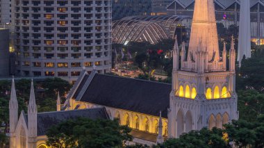 St. Andrew Katedrali 'nin hava gününden geceye geçiş zamanı. Singapur 'un en büyük katedrali olan Anglikan katedrali. Arkaplanda gökdelenler