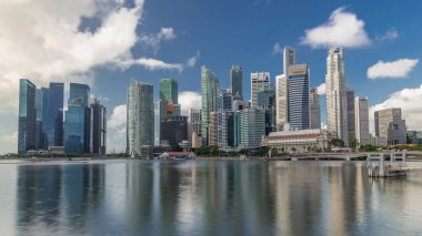 Marina Körfezi 'ndeki Business Financial Downtown City ve Skyscrapers Tower Building zamanapse hyperlapse, Singapur, Cityscape Urban Landmark ve Business Finance District Center' da su üzerine yansıdı