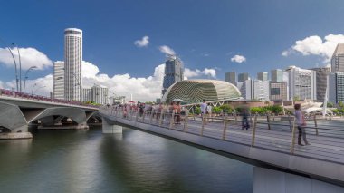 Esplanade Köprüsü yakınlarındaki Esplanade Köprüsü 'nün arkasındaki Esplanade Tiyatrosu' nda trafik saatleri aşırı hızlandı. Singapur gökdelenleri arka planda gökdelenler