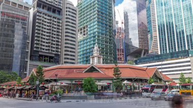 Yüksek gökdelenleri olan Telok ayer pazarı arka planda zaman ayarlı hiperhızlandırılmış. Önündeki Raffles Quay ve Boon Tat caddelerinin kesiştiği yerde trafik vardı.