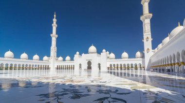 Birleşik Arap Emirlikleri 'nin başkenti Abu Dabi' deki Şeyh Zayed Büyük Camii zaman atlaması. İç avluda. Güneşli bir günde mavi gökyüzü