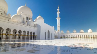 Birleşik Arap Emirlikleri 'nin başkenti Abu Dabi' deki Şeyh Zayed Büyük Camii zaman atlaması. İç avluda. Güneşli bir günde mavi gökyüzü