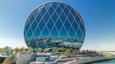 Dairesel gökdelen Aldar Karargahı. Abu Dabi, BAE 'de zaman atlaması var. Köprüden görüntü. Ortadoğu 'da türünün ilk dairesel yapısıdır..