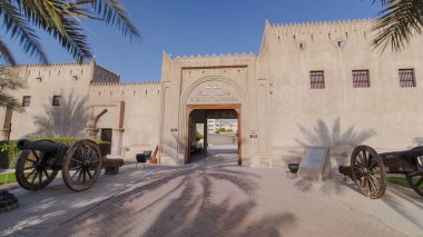 Ajman Müzesi 'ndeki tarihi kalede mavi gökyüzü, Birleşik Arap Emirlikleri ile hızlandırılmış zaman atlaması. İç avluya giriş