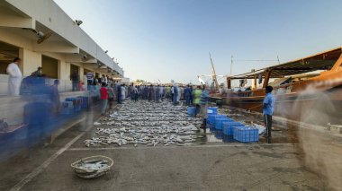 Balık Pazarı Emirliği Ajman timelapse hyperlapse içinde balık satan kişilerle ve arka planda gemi. Birleşik Arap Emirlikleri