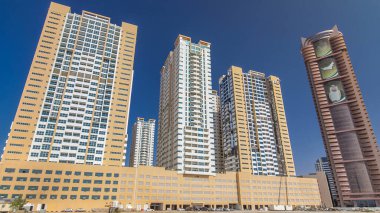 Ajman zaman ayarlı emirlik hiperhızlandırılmış modern yeni kuleler. Ajman 'ın yerleşim yeri ve ofis gökdelenleri olan şehir manzarası. Birleşik Arap Emirlikleri.