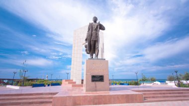 Aktau, Kazakistan 'daki Zhalau Mynbayev Timelapse Hiperlapse anıtı. Hazar Denizi ve Mavi Bulutlu Gökyüzü Sakin Bir Yaz Günü 'nde Saygıdeğer bir zemin oluşturdu
