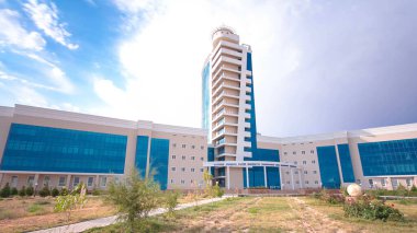 Caspian Devlet Teknoloji ve Mühendislik Üniversitesi Kazakistan 'ın Aktau şehrinde Esenova Timelapse Hiperlapse olarak adlandırıldı. Bilginin Dinamik Evrimine tanık olun. Modern gökdelen