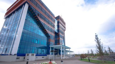 Aktobe City, Batı Kazakistan 'da Modern Office Building Timelapse Hyperlapse. Bulutlar Tepemizde Sürükleniyor, Bölgenin Gelişmişliğini Yansıtıyor