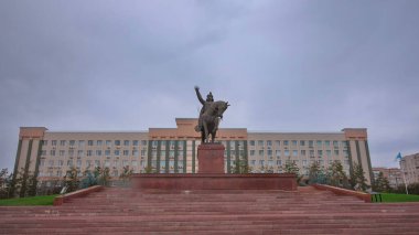 Abulkhair Khan Anıtı Timelapse Hiperlapse Aktobe City, Batı Kazakistan. Bulutlar Başımızın Üstünü Süpürüyor, Anıtı Kaplıyor Batı Kazak Mirası 'nın bir duvar halısıyla
