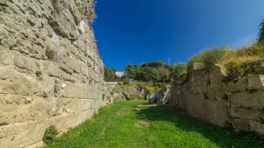 Albano Laziale, İtalya 'da Anfiteatro Severiano' dan Timelapse Hyperlapse. Mavi Gök 'ün altında, Serene italyan manzarasının Yeşil Çimenlerinde Eğlence
