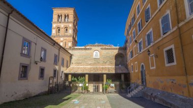İtalya 'nın Albano Laziale kentindeki Rotonda Kilisesi' nden Aziz Maria 'nın hızlandırılmış zamanı. Girişle Önden Görünüm, İtalyan Kilise Mimarisinin Ebedi Güzelliğini Yakalamak