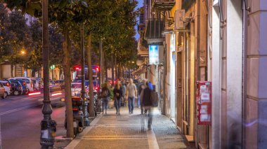 Albano Laziale 'deki Geceçöküşü: Tipik bir Ortaçağ Narrow Caddesi' nin Zamanı. İtalya 'nın Büyüleyici Kasabası' ndaki Aydınlanmış Binaların Ortasında Gece Trafiğini Deneyin