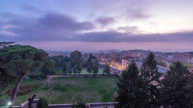 Twilight Tranquility: Albano Laziale Day to Night Timelapse - Yaz Akşamı Günbatımından İtalya 'da Geceye Geçiş Süresinde Eski Evlerin, Ağaçların ve Çatıların Havadan Görünümü