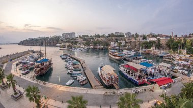 Türkiye 'nin Antalya kentindeki Antalya kentindeki Antalya kentindeki yat limanı ve kırmızı ev çatılarının hava görüntüsü. Antalya 'nın Turistik Şehir Merkezindeki Deniz Koyu.