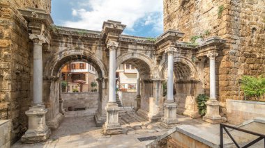 Hadrianus Kapısı eski Antalya şehir timelapse hyperlapse, Türkiye'nin görünümünü. Mavi bulutlu gökyüzü yaz gün