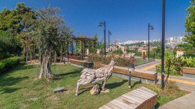 Meremerli park timelapse hyperlapse, eski liman ve Antalya Akdeniz manzaralı kayalık uçurum tepesinde yer alan. Parlak çiçek ve yeşil çimen
