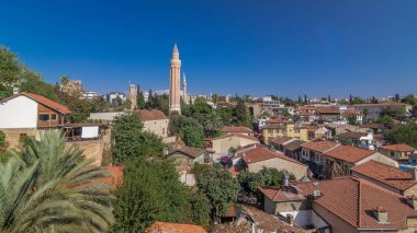 Antalya Old Town timelapse hyperlapse, Türkiye, Yivli Minare, saat kulesi ve Tekeli Mehmet Paşa Camii ile kırmızı kiremit çatılar. Yaz günü, mavi gökyüzü