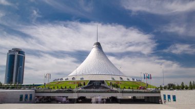 Kazakistan, Nur-Sultan 'da Khan Shatyr zaman atlaması. Khan Shatyr Kazakistan Cumhuriyeti 'nin başkenti Astana' da yer almaktadır. Şehir sakinleri yürüyor ve dinleniyor..