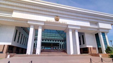 Kazakistan Cumhuriyeti Anayasa Mahkemesi zaman kavramını aşırı hızlandırdı. Nur-Sultan şehri, Kazakistan. Kazakistan Cumhuriyeti 'nin sivil, suç ve diğer davalarda en yüksek yargı organı